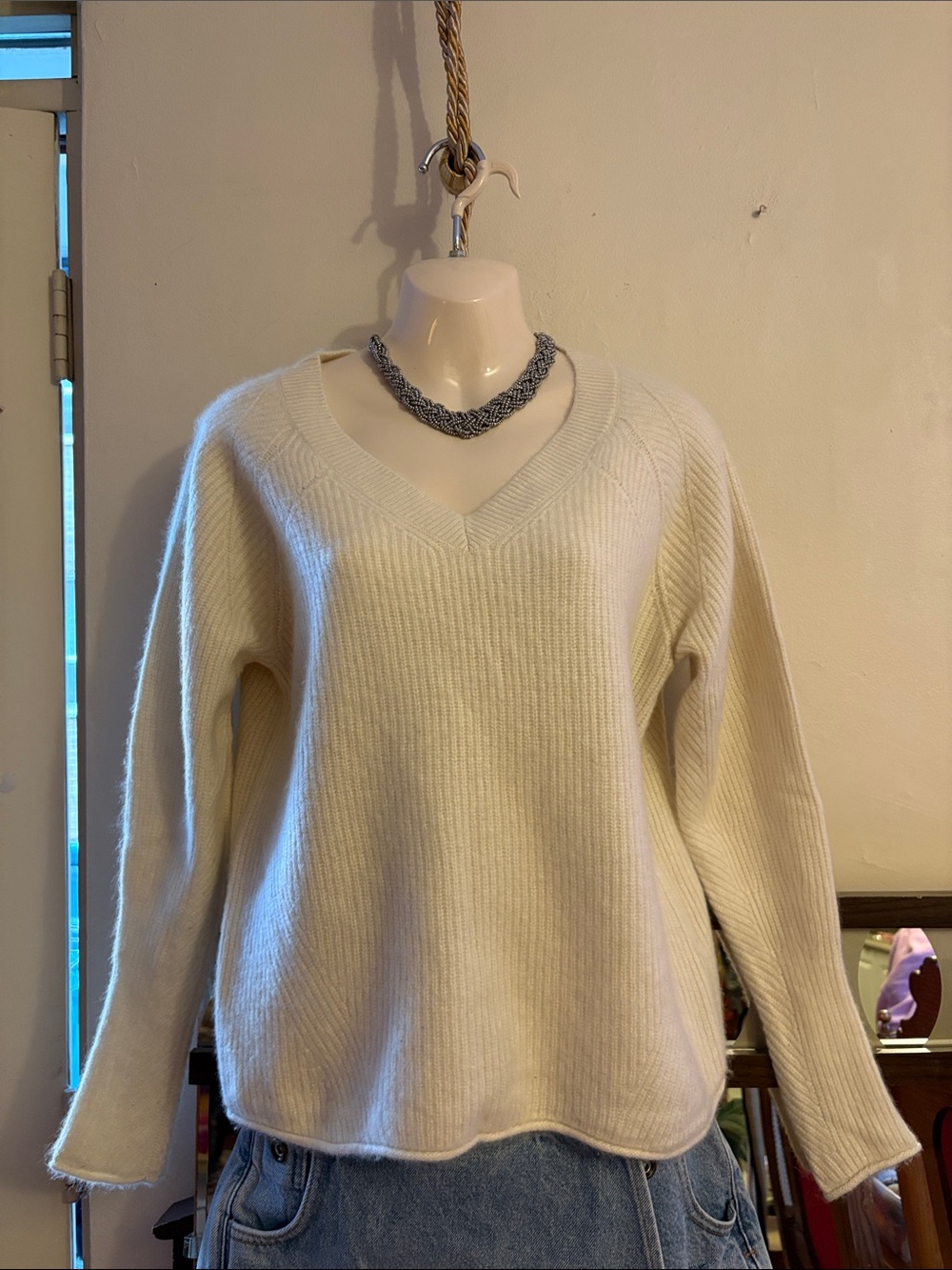 Club Monaco Cream V-Neck Ribbed Knit Sweater. Cashmere
